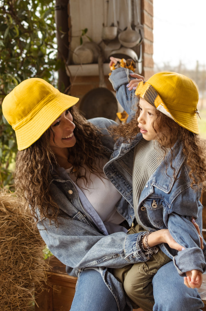 MAMMA E FIGLIA INDOSSANO CAPPELLO GIALLO IN LINO IN COORDINATO
