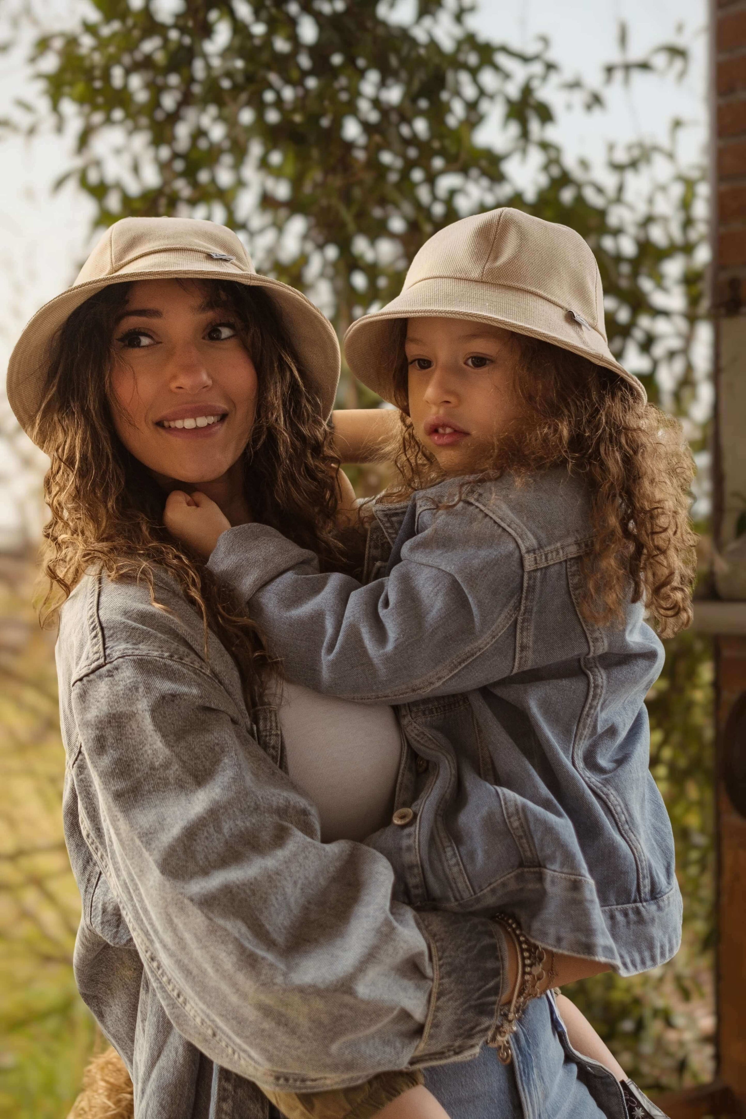 cappellini alla pescatora beige cotone canvas indossati da mamma e figlia