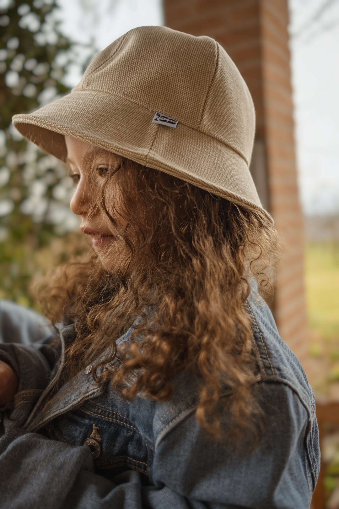cappellino alla pescatora in cotone canvas ies indossato da una bambina