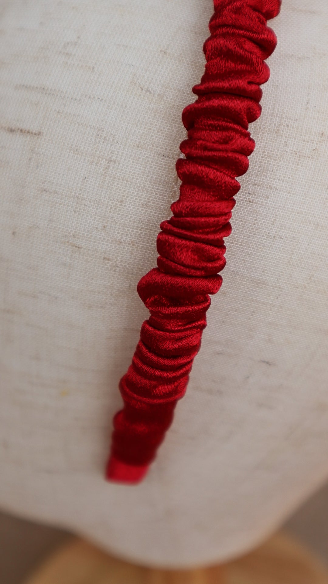 Cerchietto rosso – Drappeggio sottile