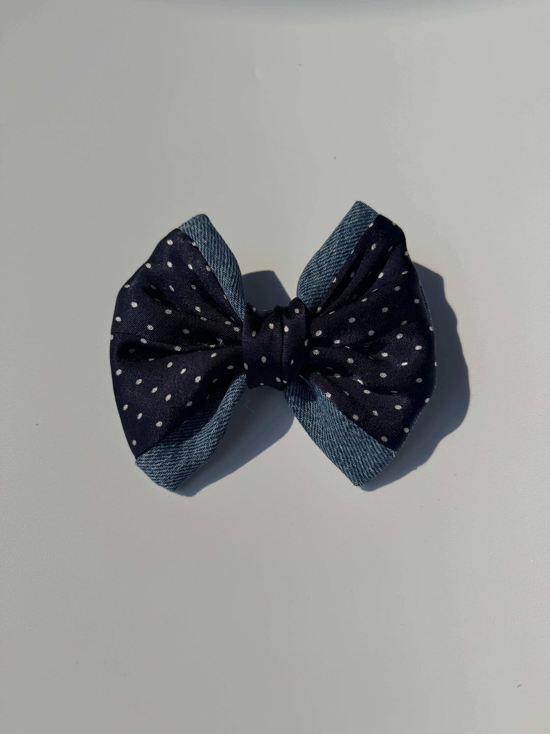 fiocco per capelli ies in denim + tessuto a pois su sfondo bianco